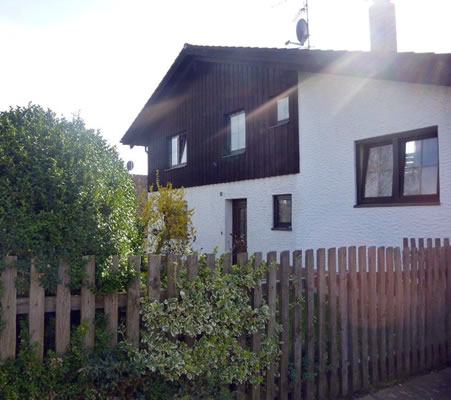 Maisons ~ feine Immobilien: Einfamilienhaus in Bruckberg bei Landshut in Berglage