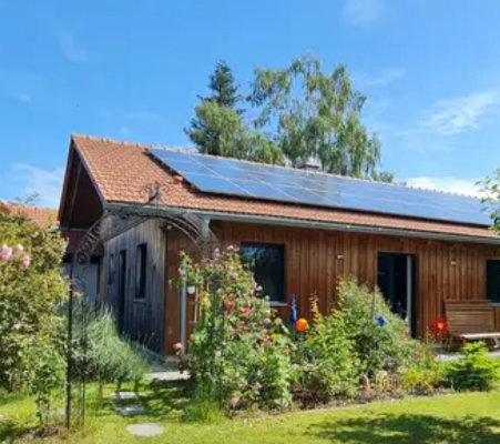 Maisons ~ feine Immobilien: Holzhaus in ruhiger Weilerlage, Gars am Inn