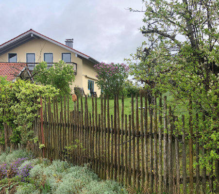 Maisons ~ feine Immobilien: Schmuckes Einfamilienhaus in Siedlungslage, Nähe Traunstein